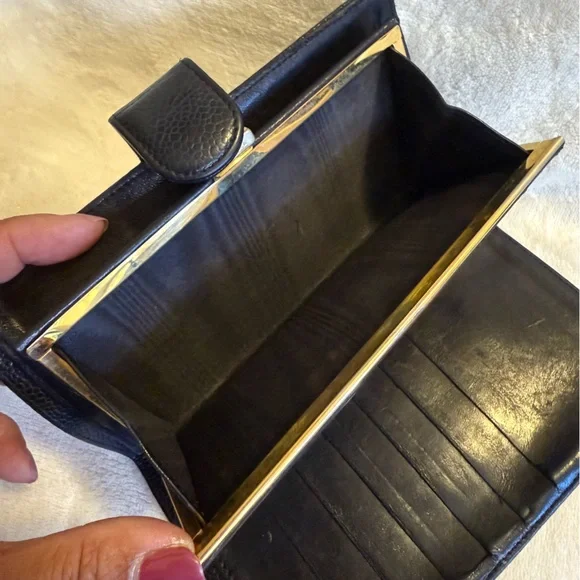 CHANEL Black Wallet - Picture 9 of 12